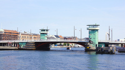 Knippelsbro吊桥横跨哥本哈根内港，有两个控制塔