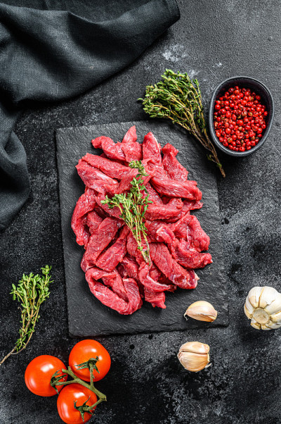 生牛肉，俄式牛肉。黑色背景。俯视图