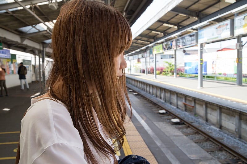 鎌倉を観光する美人女性