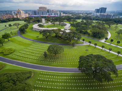 马尼拉美国人公墓和纪念馆。位于Fort Bonifacio，塔圭市，大马尼拉。它是二战期间阵亡美军人
