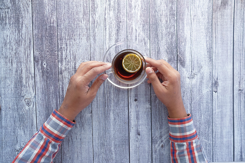 手握一杯柠檬茶与复印空间