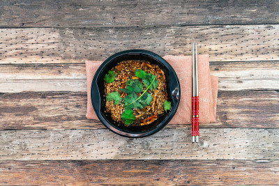 韩式Japchae食谱配鸡红薯粉丝，蔬菜