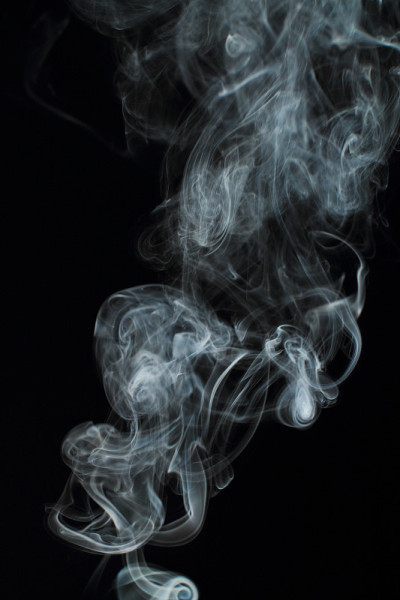 黑色背景上的白色烟雾纹理