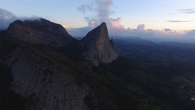 山在森林景观