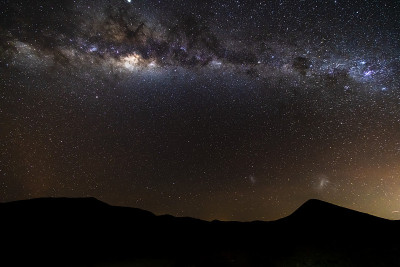 从南半球看到的银河系与麦哲伦星云星系同伴和数百万颗恒星围绕的夜空令人惊叹。智利的夜空