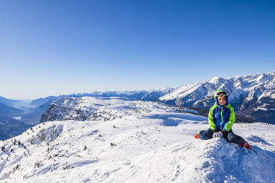 孩子们在阿尔卑斯山的高海拔滑雪坡上玩得很开心
