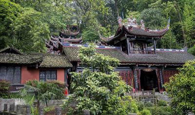 都江堰，城隍庙景观。左边的屋檐下是都江堰的三个汉字
