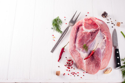 一块带骨的新鲜猪肉