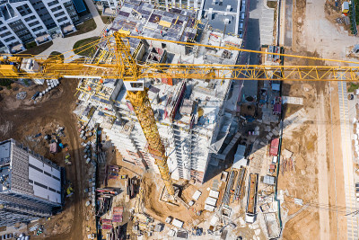 新建住宅区。高层建筑工地采用塔式起重机。空中俯视图