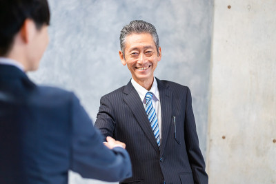 商人们面带微笑地握手