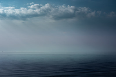 空海地平线为背景。