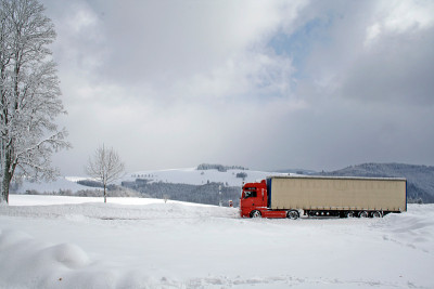 雪中的红色卡车