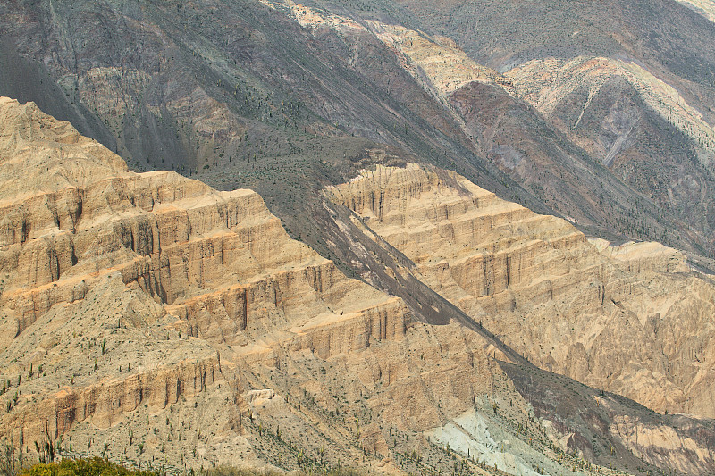 “奎布拉达德尔托罗”(Quebrada del toro)的奇特山形，