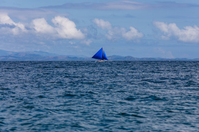 海上的一艘双支腿帆船