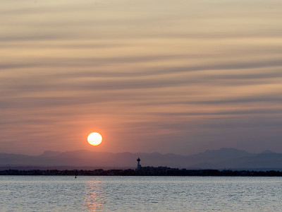 十月地中海平静海面上的日落海景，玫瑰，西班牙布拉瓦海岸