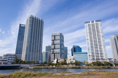 日本横滨车站周围的高层建筑和公寓