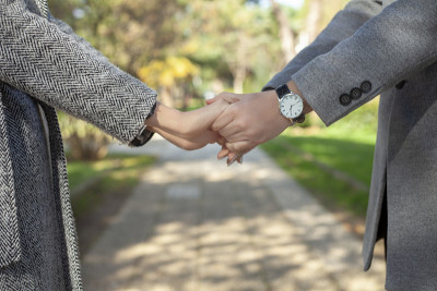年轻夫妇手牵手，爱牵手