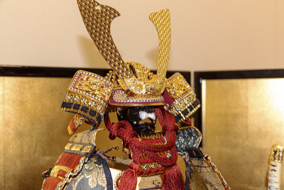 穿着盔甲和头盔的日本武士娃娃在男孩的五一节