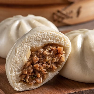 美味的包子，中国的蒸肉包准备吃盘和蒸笼