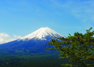 蓝天下的富士山