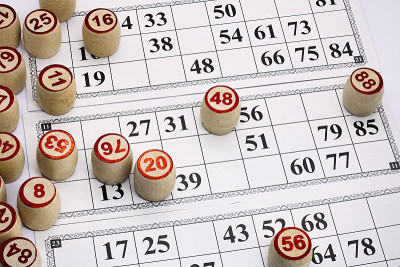 棋盘游戏乐透，游戏中带有数字的卡片，在游戏期间卡片上有小桶，
