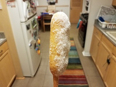 厨房里有冰的冷冻玉米热狗小吃