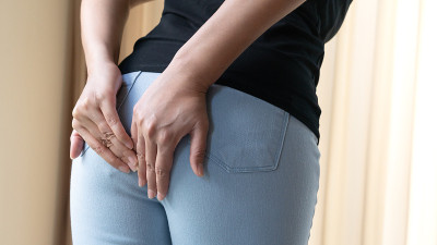疾病、腹泻、尿失禁。医疗保健的概念。手托着屁股的女人