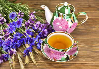 茶杯和茶壶，上面有玉米花和麦穗