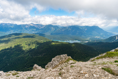 美丽的徒步旅行和攀登Zugspitze附近的埃尔瓦尔德和艾比西，德国最高的山