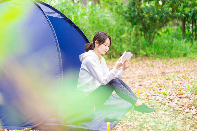 独自露营的年轻女子