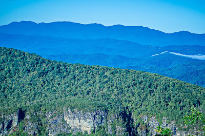 林维尔峡谷的玳瑁山和桌石山
