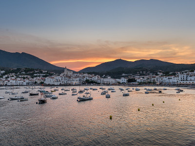 日落Cadaqués，风景如画的村庄Alt Emporda，加泰罗尼亚，西班牙
