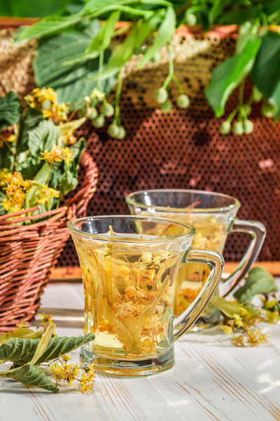 茶水加柠檬和蜂蜜，放在花园里