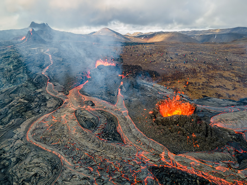 在冰岛法格拉达尔火山喷发的熔岩上飞行，冰岛
