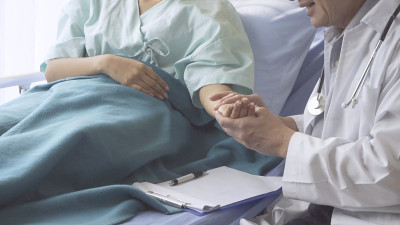 医生在医院或诊所照顾病人。医疗保健的概念。