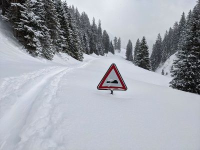 交通继电器陷在雪中。瑞士山区积雪覆盖的公路。从格拉尔到穆塔塔