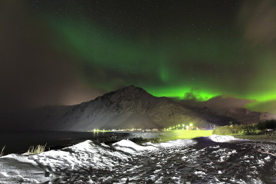 北极光-北极光- Vareid海滩上空的北极光。Flakstadoya island-Lofoten