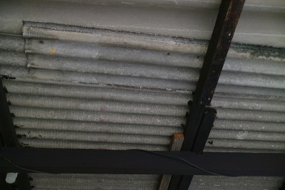 屋顶破损穿孔