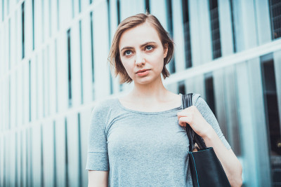 严肃的女人在栅栏旁向前看