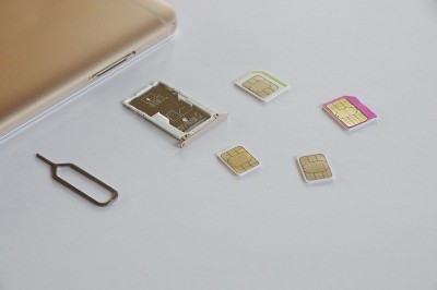 一部智能手机和几张sim卡