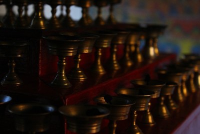 寺庙和修道院的宗教黄油灯节上的佛教祭坛蜡烛