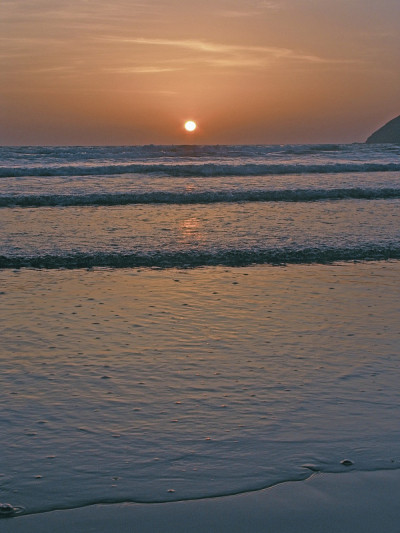夕阳从海滨