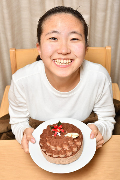 拿着整个蛋糕的日本女孩