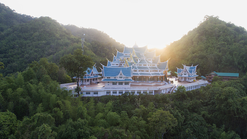 Wat Pa Phu Kon在乌汶叻府，泰国。是一座公共寺庙。森林的中央是美丽的。而且很受游客欢迎。