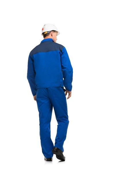 穿着蓝色工作服和头盔的人孤立的观点