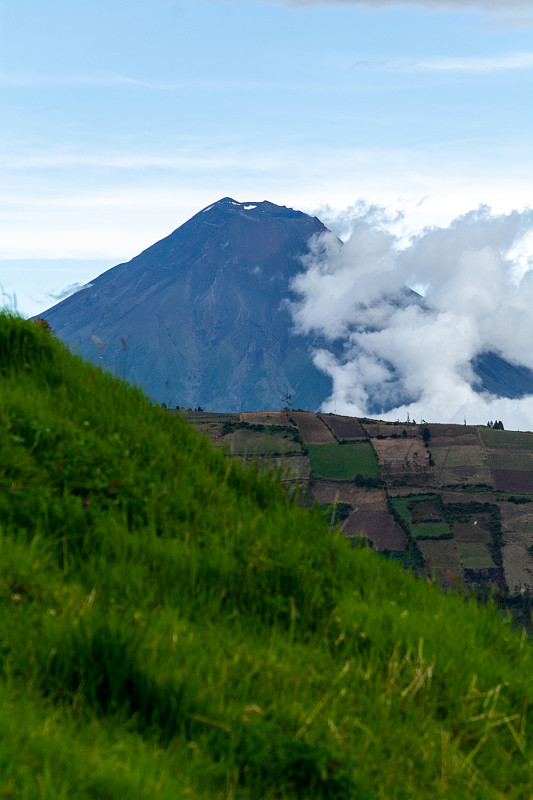 火山景观有山丘和蓝天，通古拉瓦火山