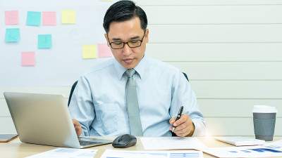 专业的商务人士手持在纸杯玻璃杯中喝新鲜的咖啡早上清爽的咖啡休息前工作会议电脑智能手机手机