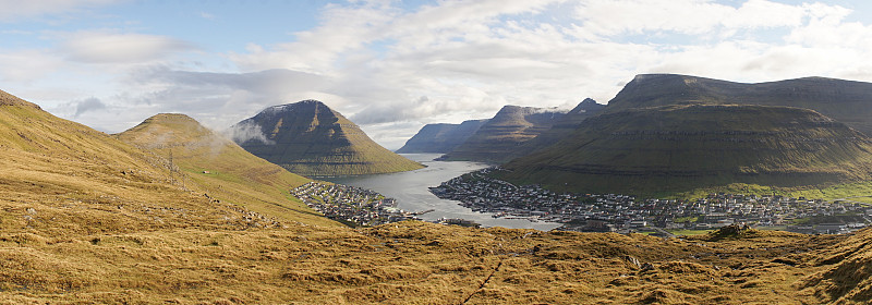Klakkur和Suður á Nakki山，在丹麦法罗群岛北部偏远的Klaksvík村附近，山峰从
