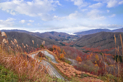 秋天秋叶山在万代东马天际线(湖)在万代山在福岛，日本东北部。