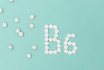 维生素B6药丸形成单词“B6”